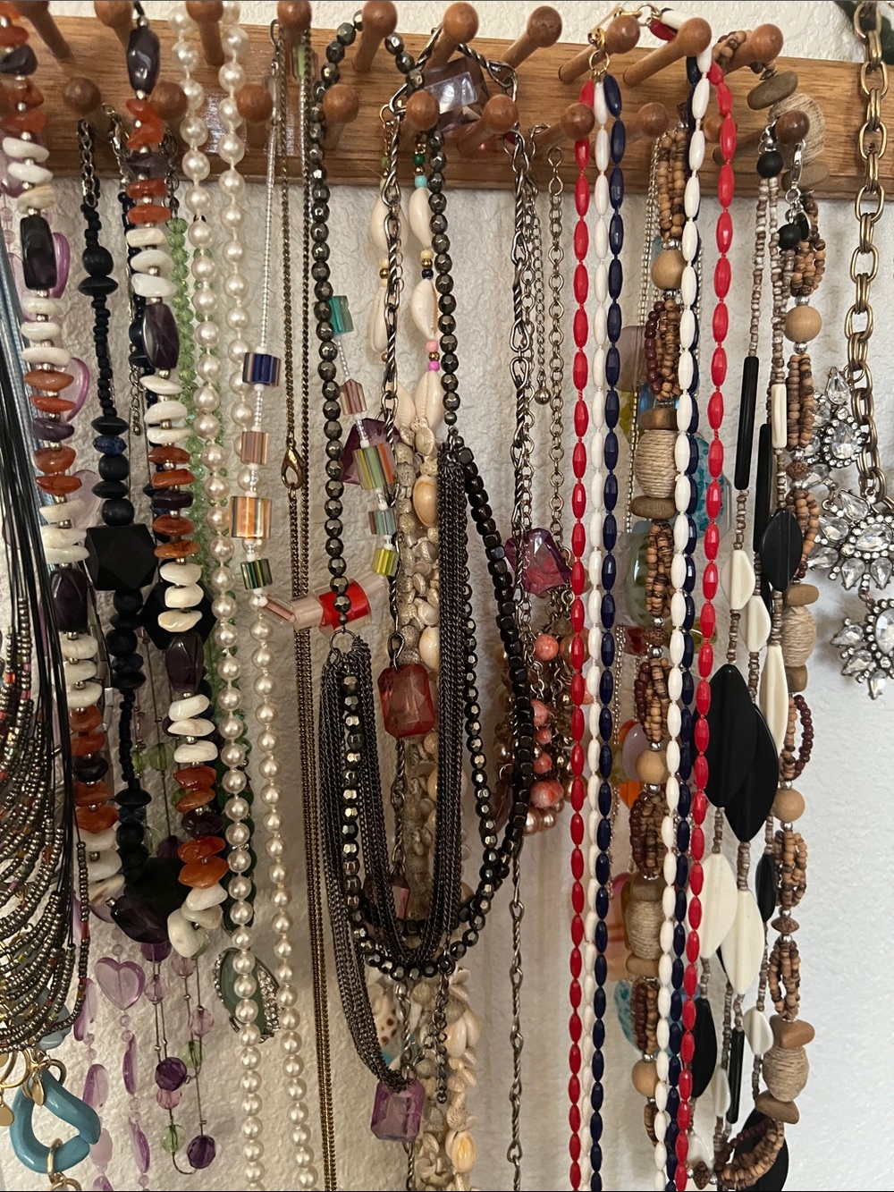 Old/new jewel and goodies. Brooches, ncklce, earrings,vintage 6/4 9 Am PST and ? - Picture 2 of 3